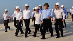 Bộ trưởng Đinh La Thăng trong một chuyến đi kiểm tra tiến độ thi công 