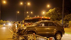 Chiếc ôtô này tông vào dải phân cách trên đường Võ Văn Kiệt (Q.5, TP.HCM) do tài xế say rượu 