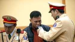 lực lượng CSGT Đội 1 CA TP.Hà Nội kiểm tra nồng độ cồn với người điều khiển phương tiện cơ giới tham gia giao thông.