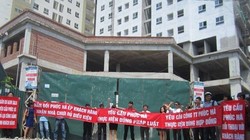 Khách hàng mua nhà tại dự án Nam Xa La (Hà Đông) nhiều lần tổ chức biểu tình tại công trường dự án.