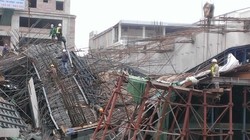 Hiện trường vụ sập giàn giáo tại công trường đường sắt đô thị Cát Linh-Hà Đông. (Ảnh: Sơn Bách-Việt Phương/Vietnam+)