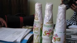 3 chai sữa đậu nành Soya Number 1 có dấu hiệu mốc đen do ông Nguyễn Quang Mạnh phát hiện được niêm phong 