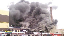 Khói bốc cao từ hiện trường vụ cháy - Ảnh: Twitter/RT