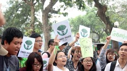 Người dân thủ đô ngày 22-3 tiếp tục đồng hành phản đối việc chặt cây hàng loạt sau khi UBND TP Hà Nội dừng thực hiện chủ trương này.