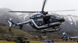 Một trực thăng cứu hộ của Pháp đang tham gia lực lượng cứu hộ - Ảnh: Reuters