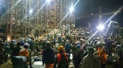 Lực lượng cứu hộ thức trắng đêm, khẩn trương giải cứu các nạn nhân bị mắc kẹt dưới giàn giáo.