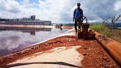 Bùn đỏ vương vãi, chỉ cần mưa lớn là bị rửa trôi và chảy tràn ra ngoài.