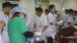 Các y bác sĩ đang chăm sóc cho các nạn nhân vụ sập giàn giáo 