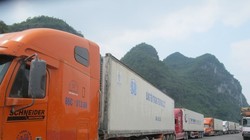 Xe chở dưa hấu "tắc" kéo dài hàng cây số ở cửa khẩu Tân Thanh