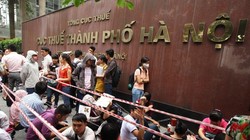 Xếp hàng nộp đơn thi công chức tại Cục Thuế Hà Nội 