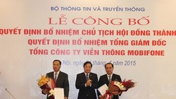 Bộ trưởng Nguyễn Bắc Son trao quyết định Chủ tịch MobiFone cho ông Lê Nam Trà và Tổng giám đốc MobiFone cho ông Cao Duy Hải. 