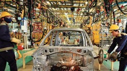 Lắp ráp xe tải nhỏ tại Vinaxuki. (Ảnh: Ngọc Hà/TTXVN.)