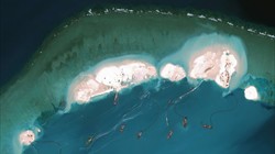 Hoạt động bồi đắp cát tại phía bắc Đá Vành Khăn, ảnh vệ tinh của CSIS. Ảnh REUTERS/CSIS's Asia Maritime Transparency Initiative/Digital Glo
