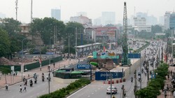 Ngoài việc xử phạt nhà thầu Posco và tạm dừng thi công 8 nhà ga, UBND TP Hà Nội còn cấm nhà thầu phụ làm rơi cọc cừ, thi công các dự án ở thủ đô trong vòng một năm. 