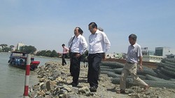 Các cơ quan chức năng kiểm tra dự án lấn sông Đồng Nai.