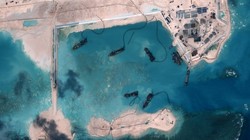 Trung Quốc tiến hành hoạt động ồ ạt cải tạo đất tại Biển Đông. 