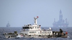 Các tàu hộ tống Trung Quốc co cụm quanh giàn khoan Hải Dương - 981 khi giàn khoan này hạ đặt trái phép trong vùng biển Việt Nam tháng 5.2014