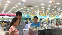 Khách hàng đang chọn mua sản phẩm tại siêu thị Điện máy Xanh Quang Trung, Gò Vấp - Ảnh: Chí Thịnh