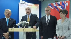 Thượng nghị sĩ John McCain họp báo tại TP HCM hôm 29/5