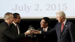 Cựu Tổng thống Bill Clinton nâng ly chúc mừng Phó Thủ tướng kiêm Bộ trưởng Ngoại giao Phạm Bình Minh, bạn đời của đại sứ, Clayton Bond và Đại sứ Mỹ tại Việt Nam Ted Osius (thứ tự từ phải sang). Ảnh: Reuters