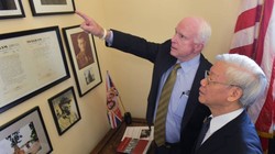 Ông John McCain chia sẻ những bức ành truyền thống gia đình với Tổng Bí thư Nguyễn Phú Trọng