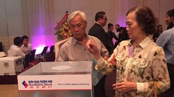 Cổ đông bỏ phiếu thông qua kết quả.