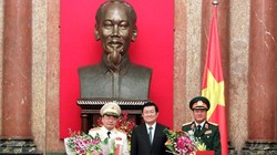 Chủ tịch nước Trương Tấn Sang trao quyết định thăng quân hàm từ Trung tướng lên Thượng tướng cho ông Bùi Quang Bền và Phương Minh Hòa