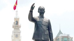 Tượng đài Chủ tịch Hồ Chí Minh trước UBND TP.HCM vừa được khánh thành nhân ngày sinh nhật Bác (19.5.2015), cao 7,2m, được thực hiện với kinh phí 7 tỉ đồng  - Ảnh: Lê Công Sơn