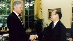 Đại sứ Lê Văn Bàng (giữa) gặp Tổng thống Mỹ Bill Clinton năm 1997 về việc mở cơ quan ngoại giao.