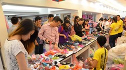 Hàng tiêu dùng Thái thu hút người mua tại các hội chợ - Ảnh: D.Đ.Minh