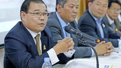 hượng nghị sĩ đối lập Hong Sok Hour (trái) - Ảnh: Phnom Penh Post