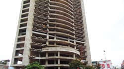 Tòa tháp xây xong phần thô rồi "bất động" nhìn từ hướng đường Thái Hà