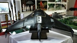 Máy bay không người lái Trimble UX5, do Mỹ sản xuất, với giá nhập 1,5 tỷ đồng, là loại máy bay duy nhất ở Việt Nam được trang bị cho quân đội phục vụ việc trinh sát.