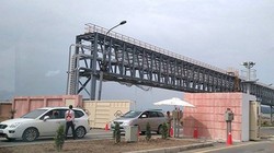 Những ô tô chạy quá tốc độ trong khuôn viên Dự án Formosa đang bị bảo vệ của công ty này phạt tiền. Ảnh: ĐL