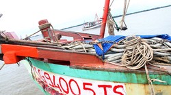  Tàu vũ trang nước ngoài nã đạn điên cuồng vào tàu cá Việt Nam  