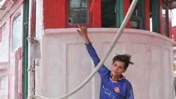 Một ngư dân chỉ vết đạn bắn trên thân tàu