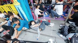 Nhiều du học sinh và nhân viên cửa hàng tập trung trước một điểm bán ở Singapore trong đợt bán iPhone 6 năm ngoái. Họ phải trải qua nhiều giờ ăn ngủ vạ vật để tranh suất mua iPhone. Ảnh: Duy Tí