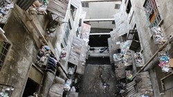 Chung cư 727 Trần Hưng Đạo, TP. HCM hoang tàn, xuống cấp nghiêm trọng Ảnh: Lê Phong