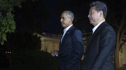 Tổng thống Mỹ Barack Obama tản bộ cùng Chủ tịch Trung Quốc Tập Cận Bình (Nguồn: AFP)