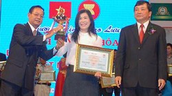 à Linh nhận cúp và bằng khen tại chương trình giao lưu kinh tế văn hóa doanh nhân, doanh nghiệp VN - Asean 2015 - Ảnh: Công ty Hà Linh cung cấp