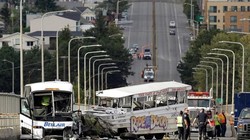 Hiện trường vụ tai nạn xe buýt chở sinh viên quốc tế ở Seattle - Ảnh: AP