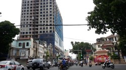 Dự án chung cư số 8B Lê Trực (nằm đối diện UBND phường Điện Biên) từng bị UBND quận Ba Đình (Hà Nội) xử phạt 40 triệu đồng vì xây dựng không có giấy phép xây dựng.