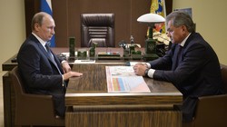 Tổng thống Nga Vladimir Putin gặp bộ trưởng quốc phòng Sergey Shoigu.