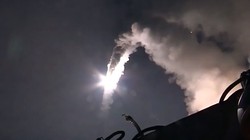 Tên lửa hành trình siêu âm Kalibr phóng từ tàu chiến trên biển Caspian