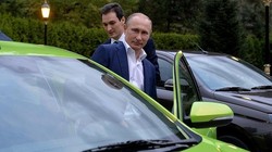 Tổng thống Nga tự tay lái chiếc xe giá rẻ Lada Vesta đi dự sự kiện