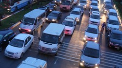 Giá xe giảm nhanh, giảm sâu, xe nhập ồ ạt sẽ áp lực lên giao thông vốn đã quá tải - Ảnh: Đ.N.T