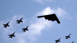 Máy bay ném bom tàng hình chiến lược B-2 Spirit của Mỹ được phi đội tiêm kích hộ tống