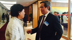 Thống đốc NHNN Nguyễn Văn Bình bên lề hành lang Quốc hội sáng 2/11