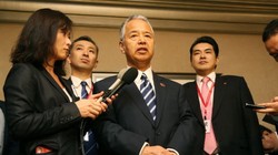 Bộ trưởng Kinh tế Nhật Akira Amari thông báo kết quả đàm phán. Ảnh: AFP