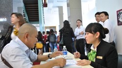 Khách hàng đang tìm hiểu thủ tục để vay gói 30.000 tỉ đồng - Ảnh: Mạnh Tùng